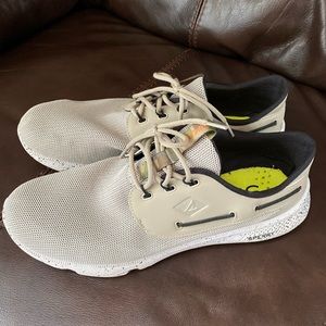 Men’s tennis shoes